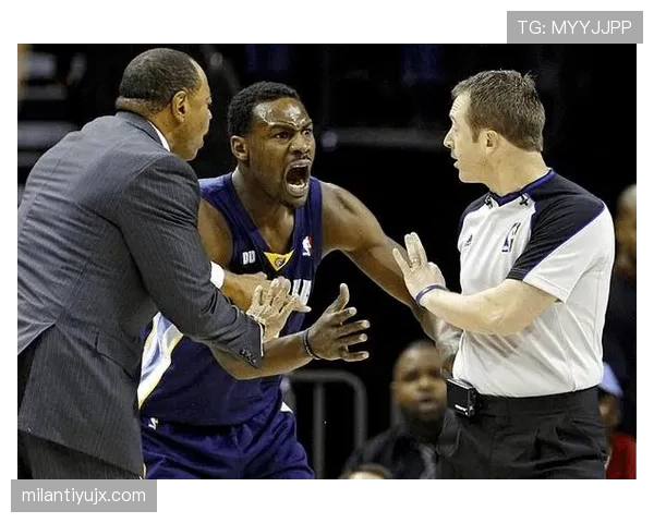 如何在篮球比赛中准确判定手部接触是否构成犯规？